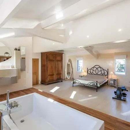 Villa Avec Tennis & Piscine, 10min Aix-en-provence - Les Vignes Puyricard
